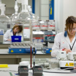 La industria reivindica su aportación terapéutica en  cáncer y la AECC, el valor de una buena prevención