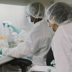 Primera dosis de un tratamiento a base de anticuerpos monoclonales para pacientes covid de bajo riesgo