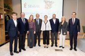 Autoridades y representantes de Sevem.